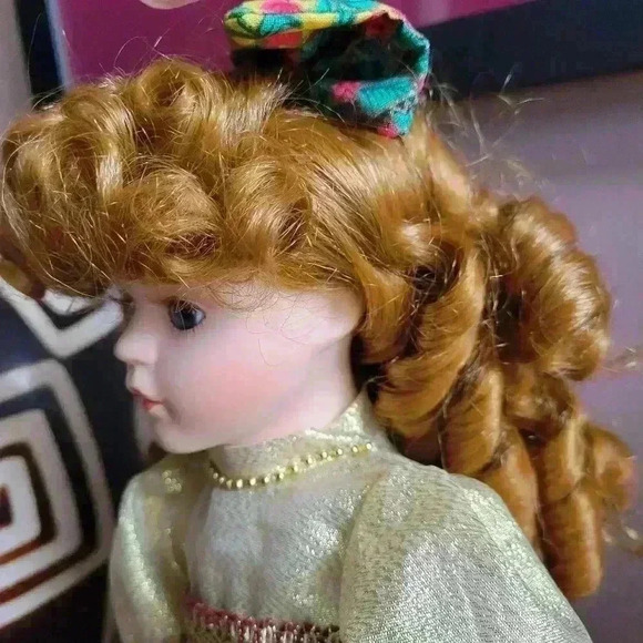 THE COLLECTORS CHOICE Porcelain Doll Blue Eyes Curly Brown Hair Floral Dress - Picture 8 of 9